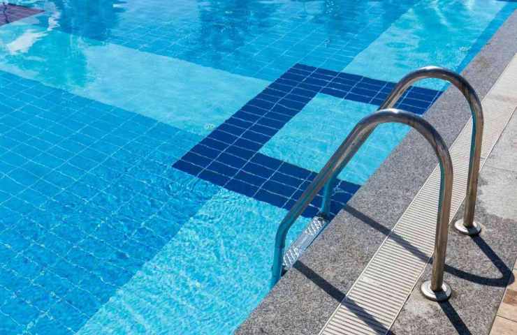 Piscina divieto utilizzo rete idrica 