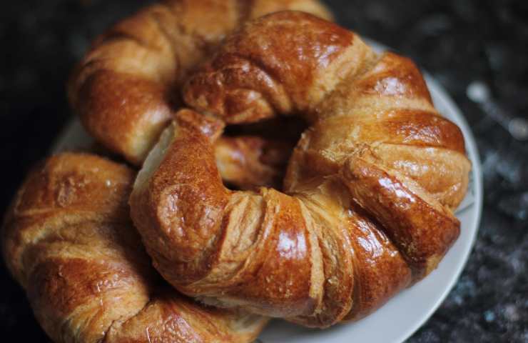 l'ultima tendenza dei bar: i croissant alla farina di grillo 