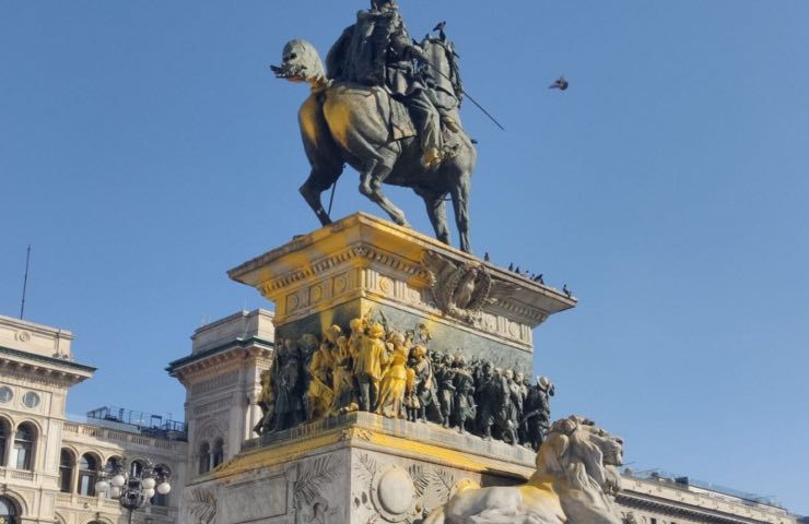 statua Vittorio Emanuele imbrattata
