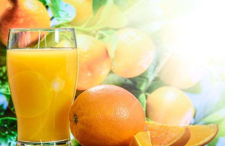 gustosa e benefica spremuta d'arancia 