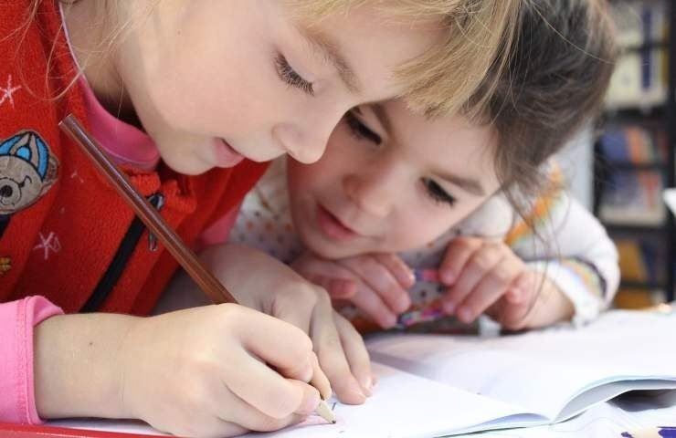 Bambini che fanno i compiti 