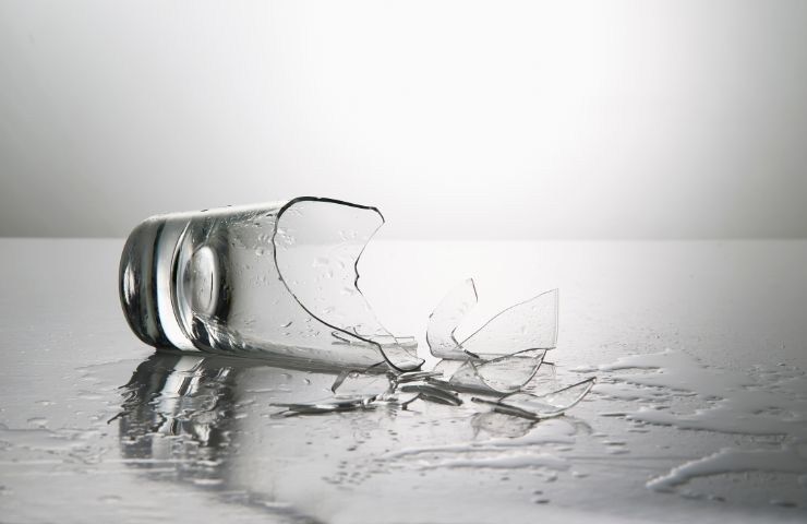 Bicchiere rotto indicazioni raccolta differenziata 