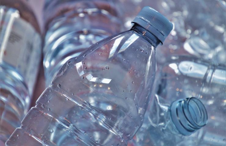 Bottiglie di plastica: cosa non fare mai