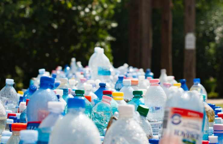 Bottiglie plastica: dove finiscono davvero