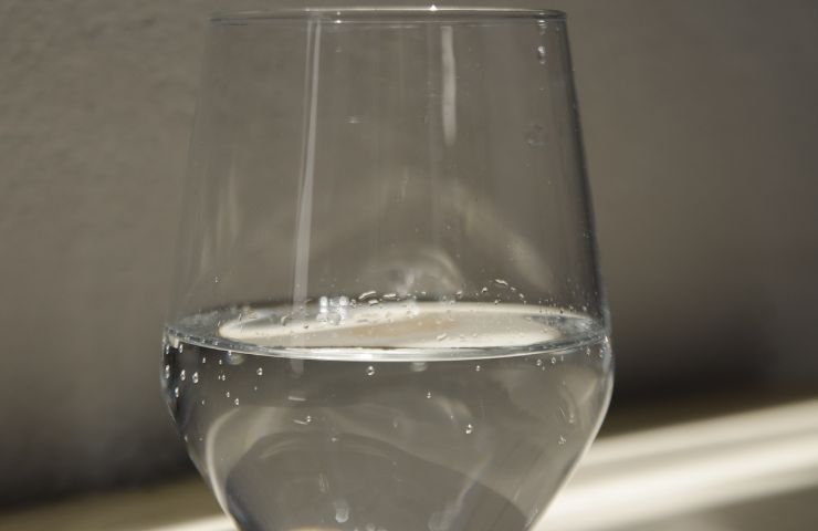 bicchiere acqua comodino letto