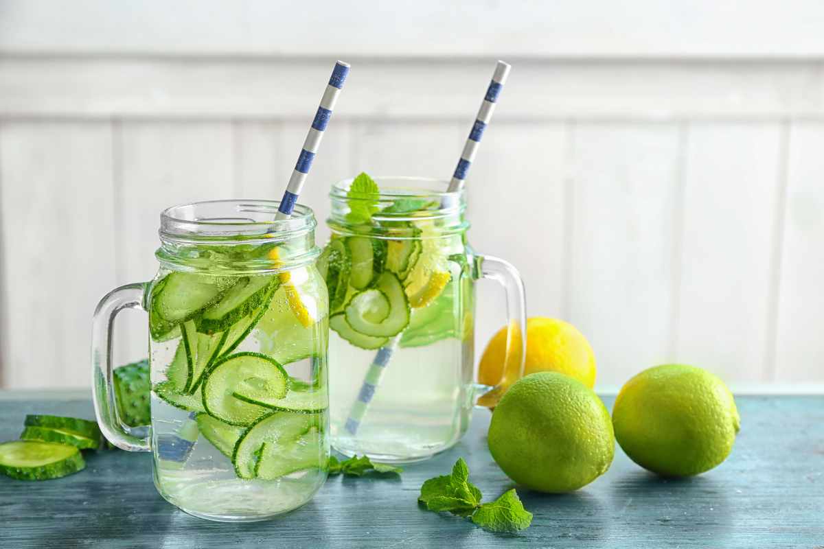 I falsi miti sull'acqua e limone