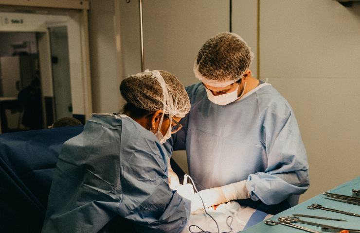 Operazione chirurgica per rimuovere il cuore a un 55enne