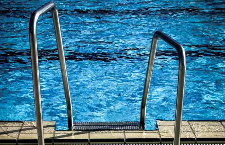 Bimbo annega in piscina: i dettagli della drammatica vicenda