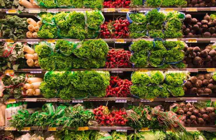 Insalata supermercato: il nuovo provvedimento sulle confezioni monouso, di cosa si tratta