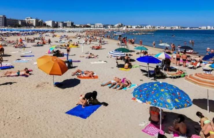 Vietato fumare in spiaggia, a Riccione ormai è legge