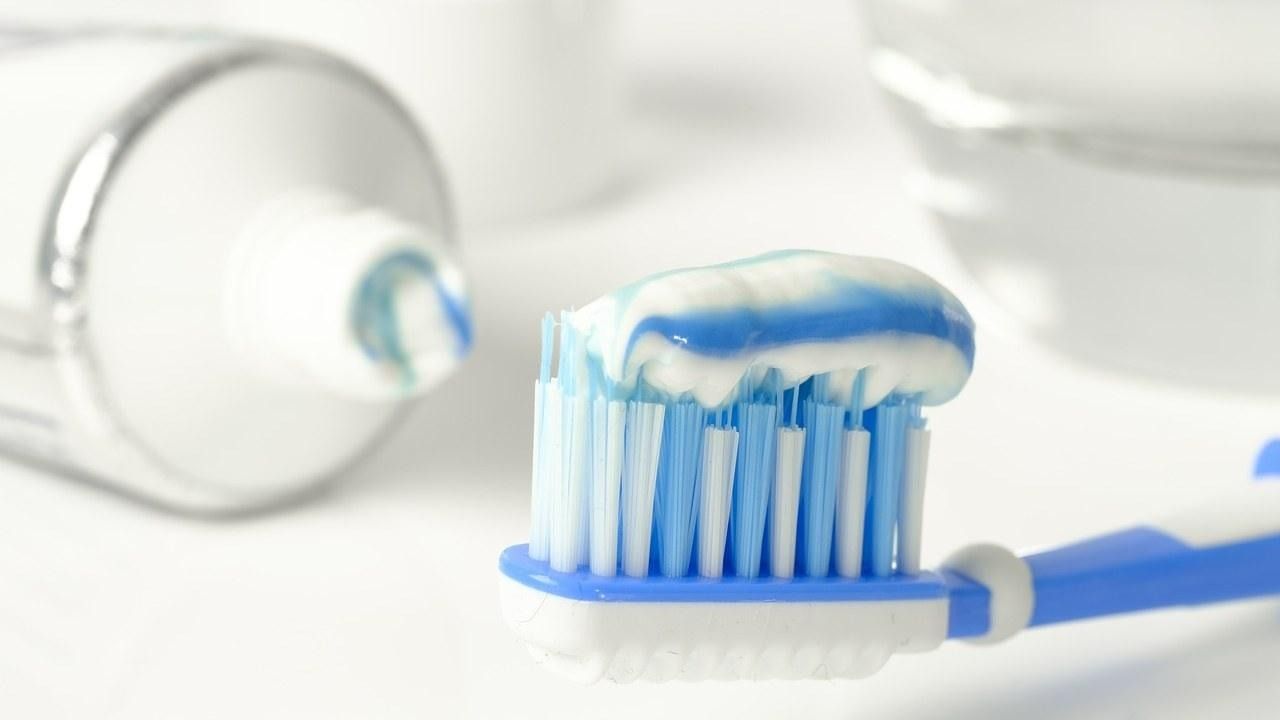 Spazzolino e dentifricio