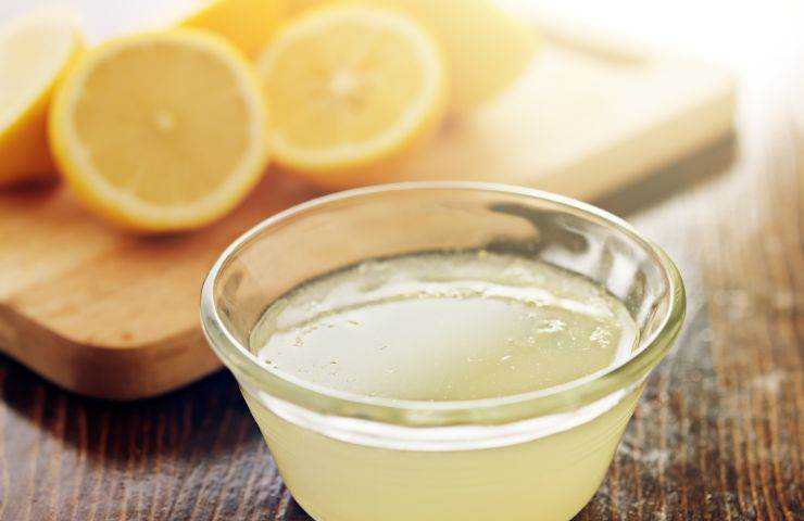 Succo limone pulizia frigo 