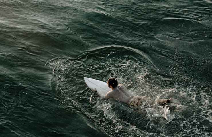 Surfista in difficoltà: il retroscena da brivido