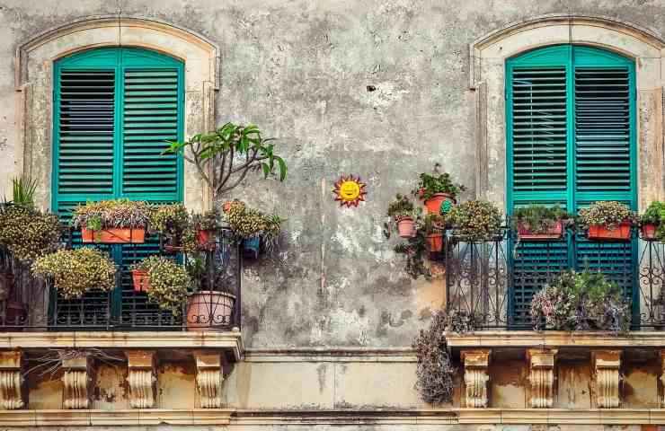 balcone colorato e fiorito trucchi 
