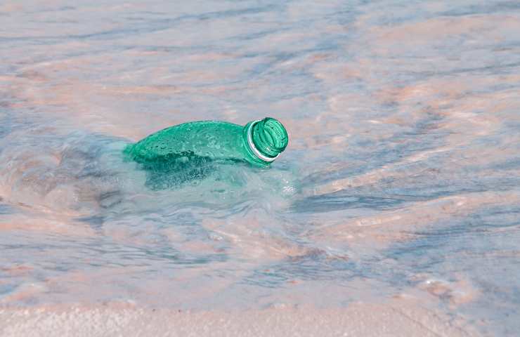 Bottiglia di plastica in mezzo al mare