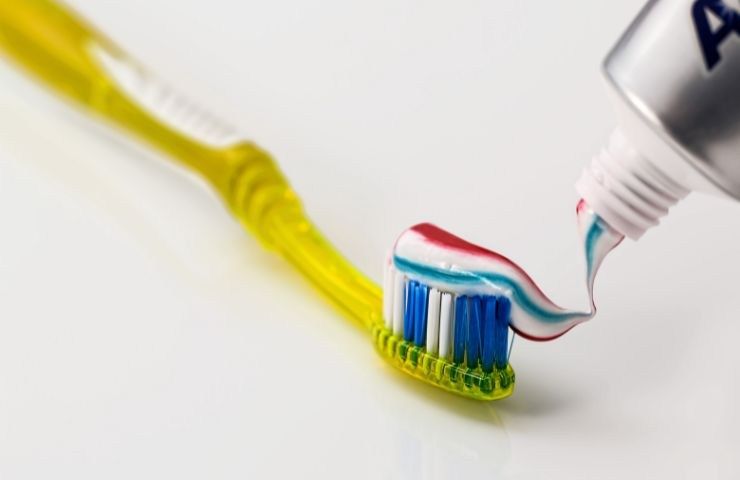 dentifricio come usarlo pulizie 