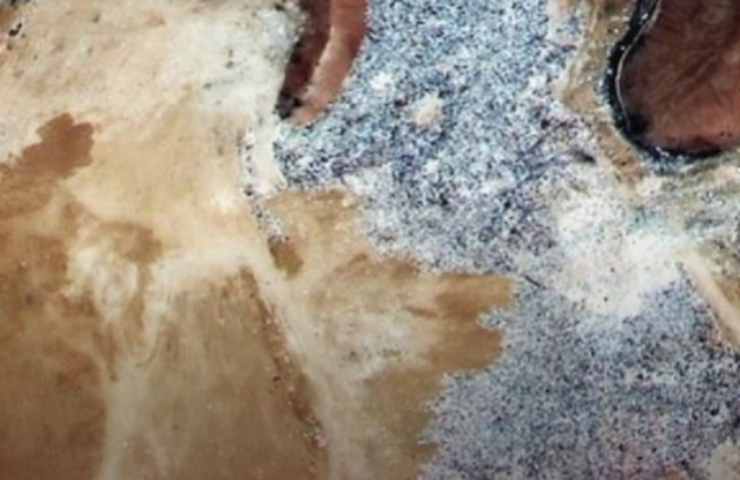 Discarica di vestiti immensa: le immagini da brivido