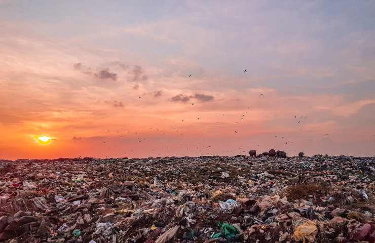 Discarica vestiti immensa deturpa un deserto in Cile