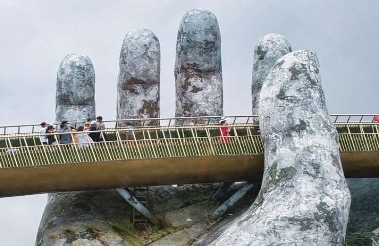 Il ponte sorretto da enormi mani di pietra