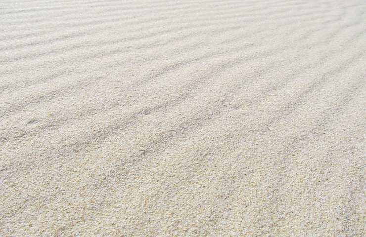 Un paradiso artificiale, la spiaggia che nasce dagli scarti industriali