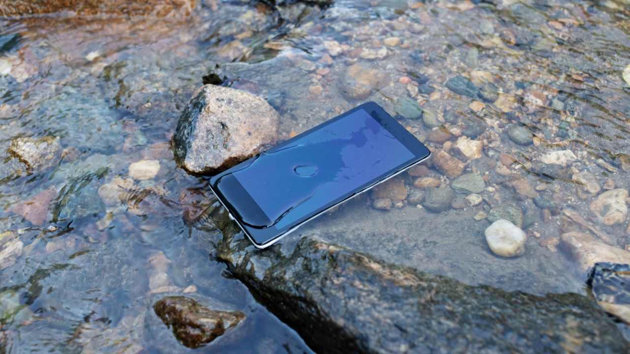 Cellulare cade acqua come risolvere
