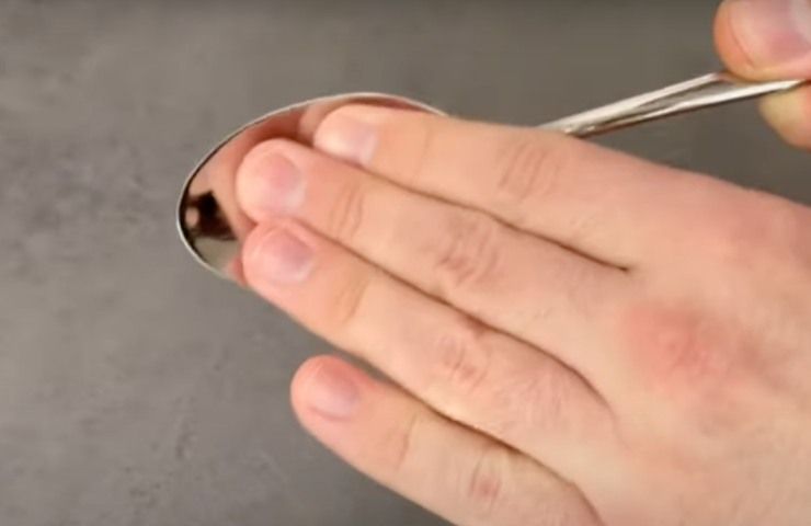 strofinare mani puzzolenti cucchiaio