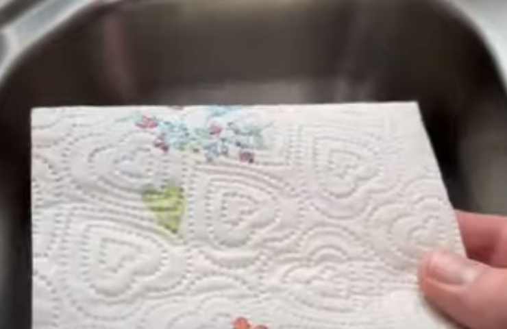 Olio per bambini usato per pulire il lavandino: il trucco 