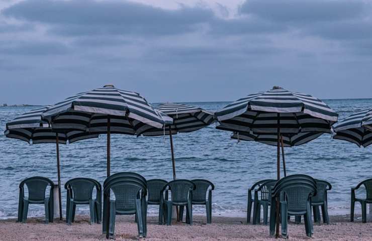 spiaggia libera con ombrelloni 