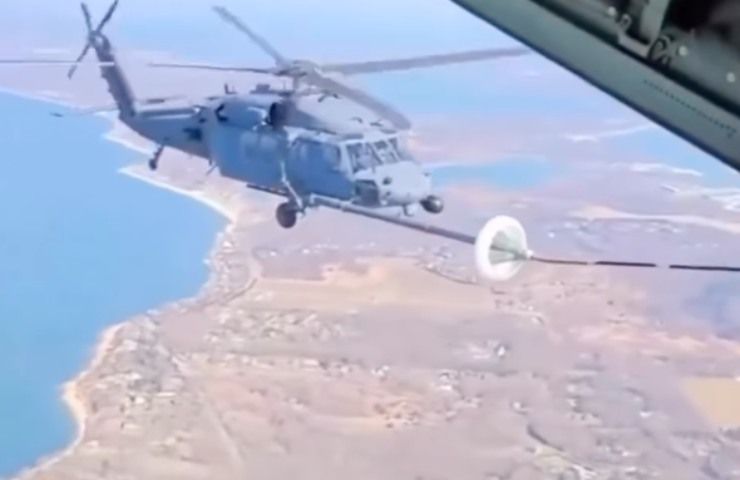 elicottero rifornito carburante durante volo
