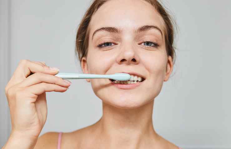 Denti bianchissimi, prova questo metodo naturale