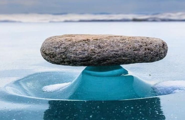 Baikal zen, le pietre lievitano grazie ad un fenomeno naturale