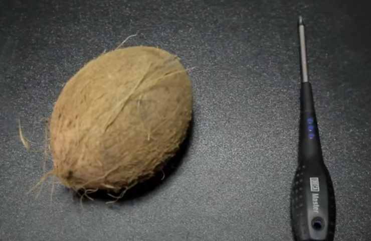 aprire una noce di cocco
