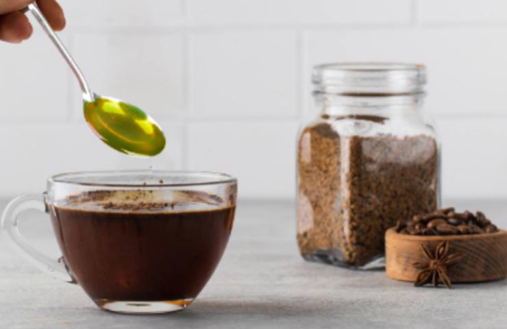 Bere il caffè con l'olio d'oliva, l'ultima tendenza che fa discutere