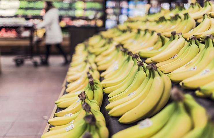 frutta banane mele supermercato 