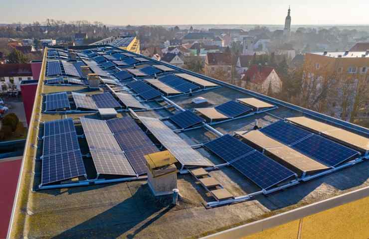 pannelli fotovoltaici per la produzione di energia solare 