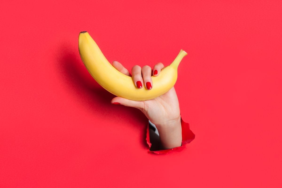 Donna che tiene in mano una banana