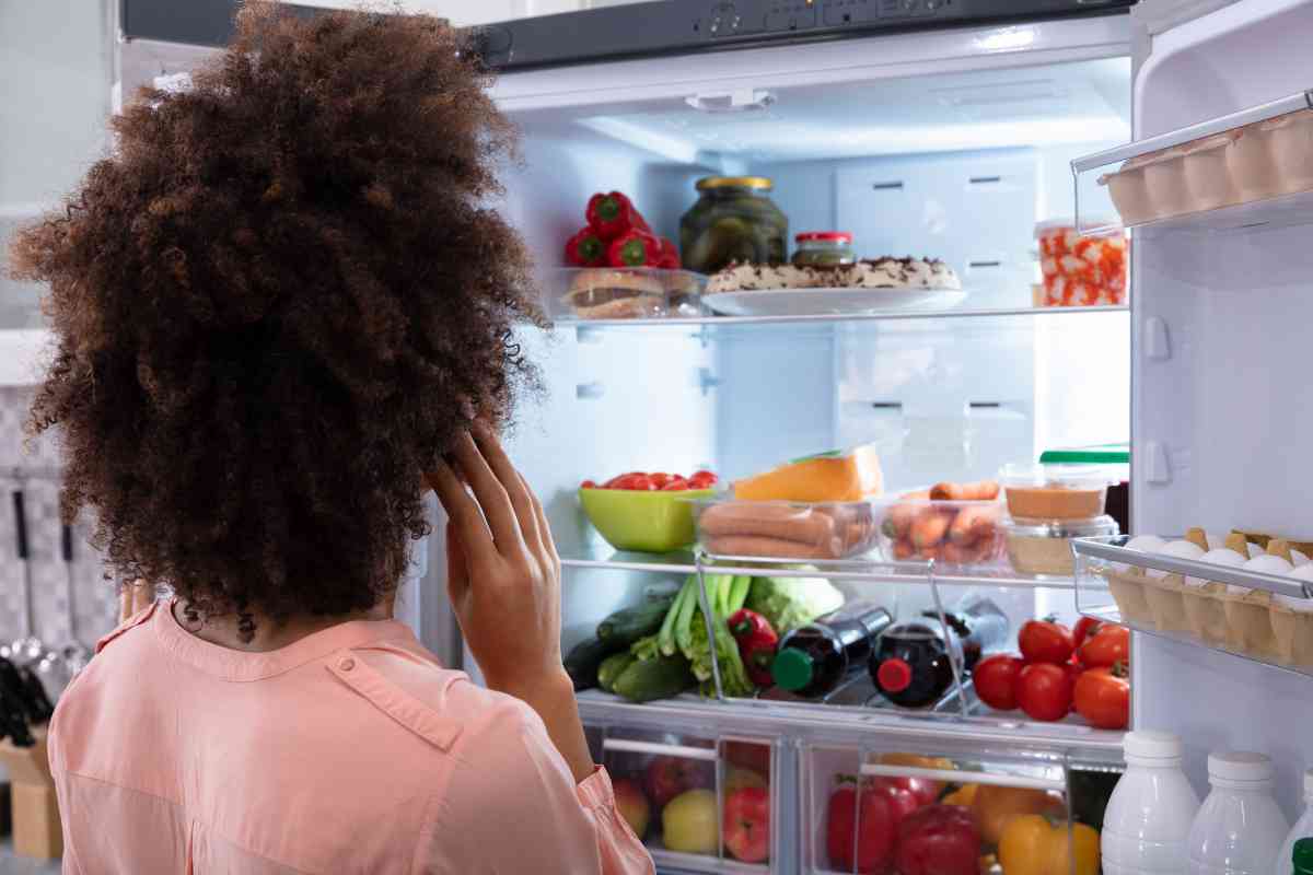 Come conservare gli alimenti in frigo, dove mettere salumi e formaggi, frutta e verdura senza sprechi