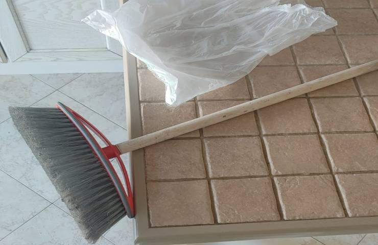 Rimuovere la polvere da pavimenti e mobili è semplice con due trucchi economici