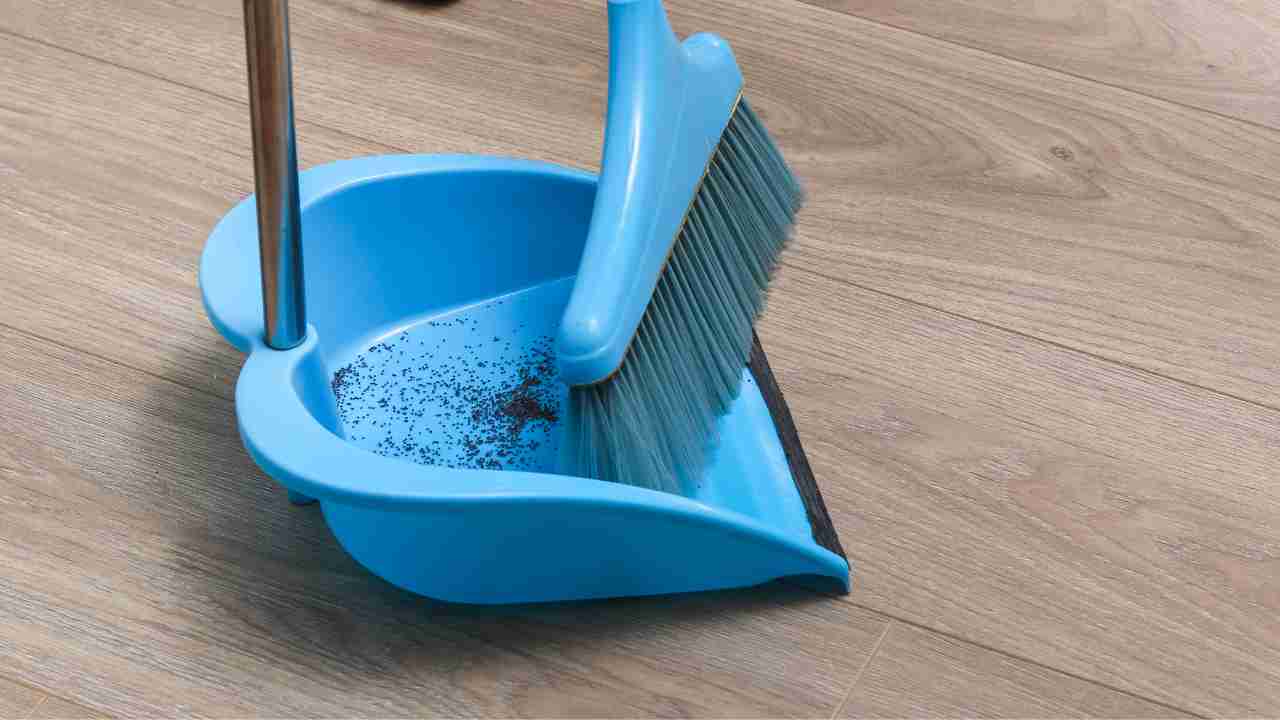 Rimuovere la polvere da pavimenti e mobili è semplice con due trucchi economici