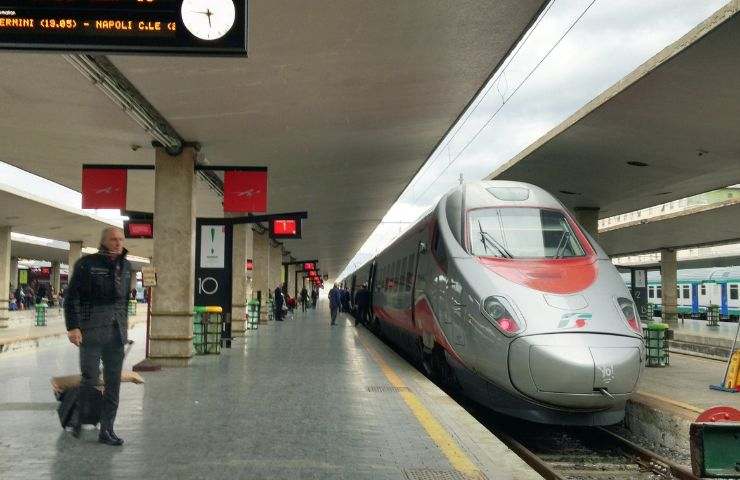 Treno in arrivo alla stazione