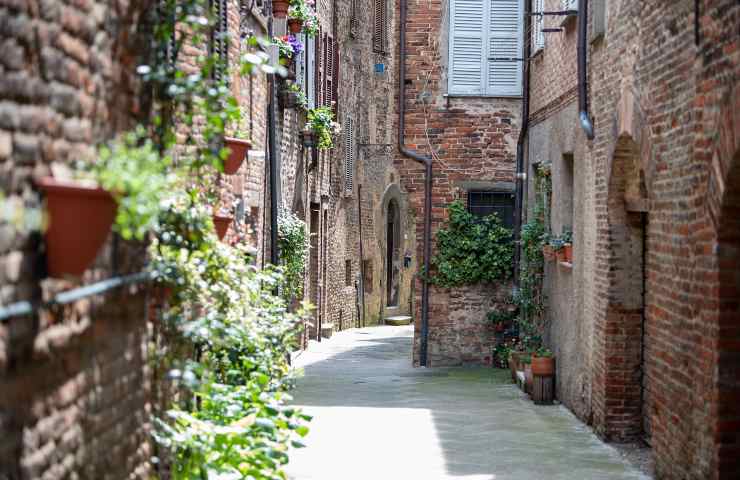 Vicolo borgo medievale italiano