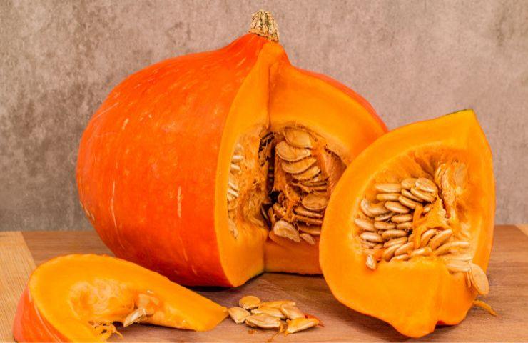 Zucca aperta poggiata in tavola