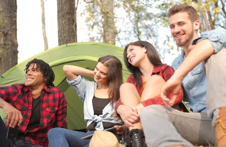 gruppo di ragazzi in campeggio tra i boschi