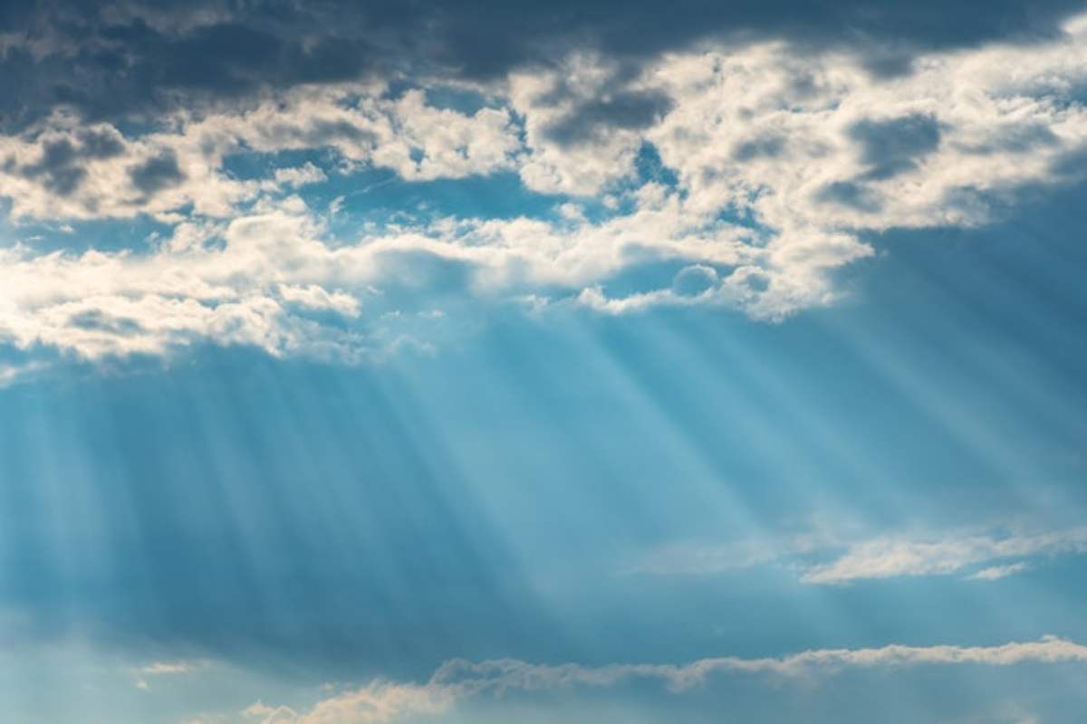 Cielo con nuvole da dove filtrano raggi solari