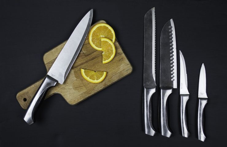 coltelli affilati che affettano limone
