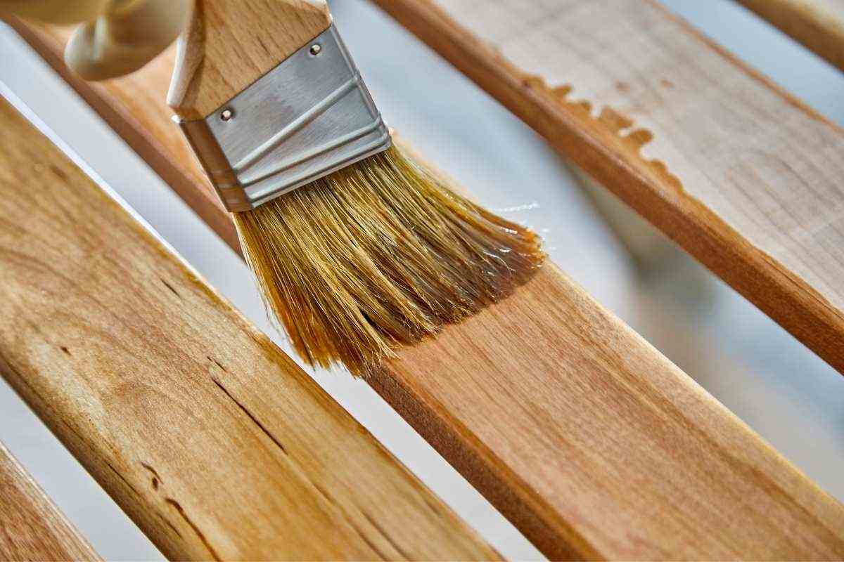pennello per la vernice e legno
