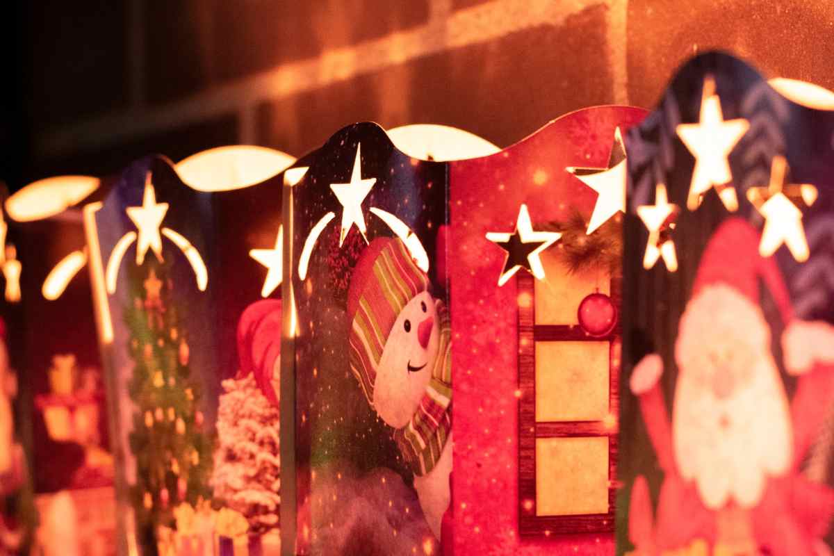 Lanterne natalizie decorate con gli stencil
