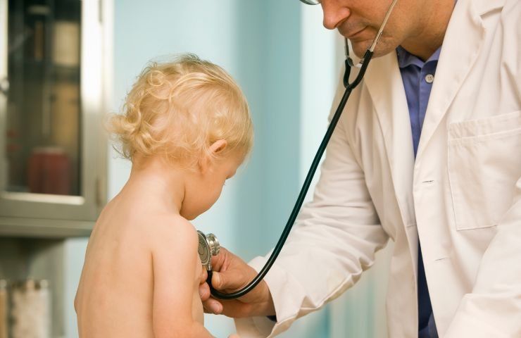 Pediatra controlla salute bimbo