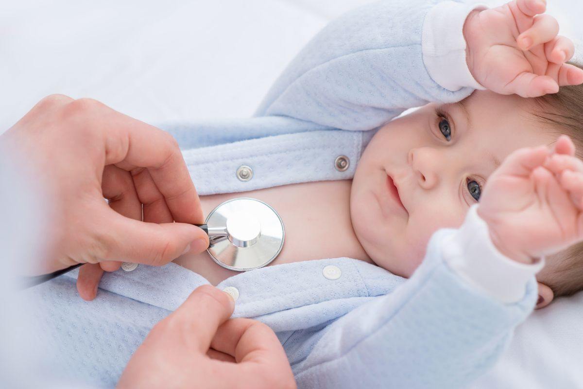 Visita medica per controlla la salute di un bambino