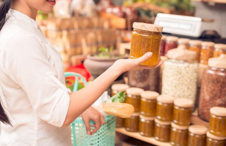 Ragazza acquista barattolo di marmellata